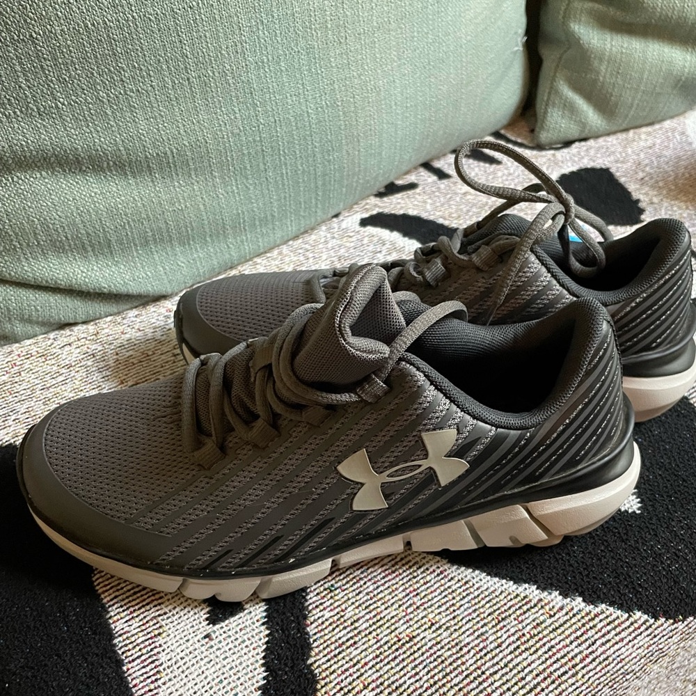 Youth boys UA tennis shoes